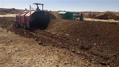 تدريب المزارعين بالوادى الجديد علي عمل الأسمدة العضوية والاستفادة من المخلفات 