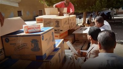 مداهمة مخزنين وضبط 193 ألف علبة سجائر مهربة جمركيًا 