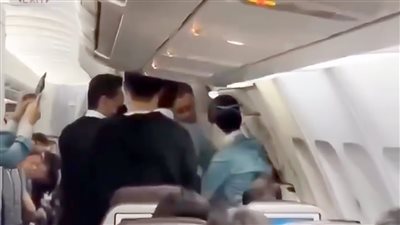 راكب يهدد بفتح باب طائرة كورية أثناء تحليقها لرفض المضيفة تغير مقعده