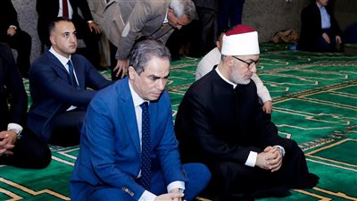 الشيخ أحمد نعينع يؤم الصلاة بحضور مفتي الجمهورية ورئيس الهيئة الوطنية للإعلام 