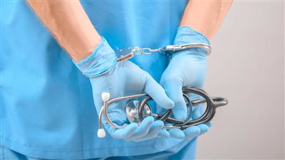 من أفضل ١٠٠ طبيب حول العالم.. قصة الشهادات المزورة لـ