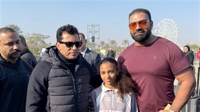 وزير الرياضة يداعب بطلة الجمهورية للجمباز 