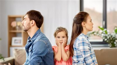 الأم تكتئب… الأب ينجو؟ سؤال محرج عن عدالة الصحة النفسية داخل الأسرة