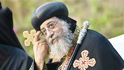 بعد حملات الإساءة إلى البابا.. الأسقف العام «للصفحة الأولي»: إهانة لصليب المسيح  